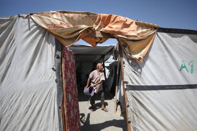 Displaced Palestinian Families Endure Summer Heat in Nuseirat Displaced Palestinian families live in tents in Nuseirat refugee camp in the central Gaza Strip, on August 13, 2026, as they struggle to cope with high temperatures and summer heat amid difficult living conditions. Photo by Hassan al-Jedi apaimages Nusairat Gaza Strip Palestinian Territory 130826_Nuseirat_HJ_00(17).jpeg Copyright: xapaimagesxHassanxal-Jedixx xapaimagesx