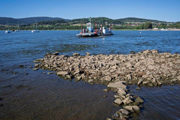 Low water level at the Lipno Reservoir, South Bohemian Region, August 13, 2026. The ferry across the Lipno Dam from Horni Plana to Blizsi Lhota has restricted operations due to low water levels. Trucks and tractors with trailers are not allowed on board. The ferry has also reduced its capacity for passenger cars. (CTKxPhoto VaclavxPancer) CTKPhotoP2026081302302  CTKPhotoP2026081302302