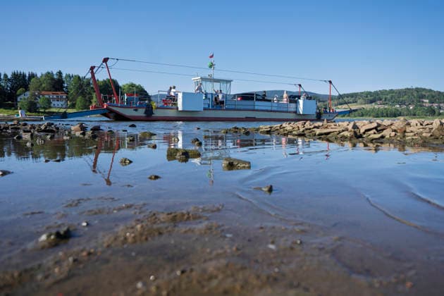 Low water level at the Lipno Reservoir, South Bohemian Region, August 13, 2026. The ferry across the Lipno Dam from Horni Plana to Blizsi Lhota has restricted operations due to low water levels. Trucks and tractors with trailers are not allowed on board. The ferry has also reduced its capacity for passenger cars. (CTKxPhoto VaclavxPancer) CTKPhotoP2026081302307  CTKPhotoP2026081302307