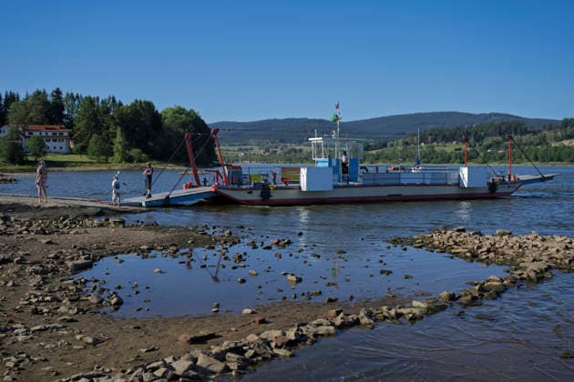 Low water level at the Lipno Reservoir, South Bohemian Region, August 13, 2026. The ferry across the Lipno Dam from Horni Plana to Blizsi Lhota has restricted operations due to low water levels. Trucks and tractors with trailers are not allowed on board. The ferry has also reduced its capacity for passenger cars. (CTKxPhoto VaclavxPancer) CTKPhotoP2026081302309  CTKPhotoP2026081302309