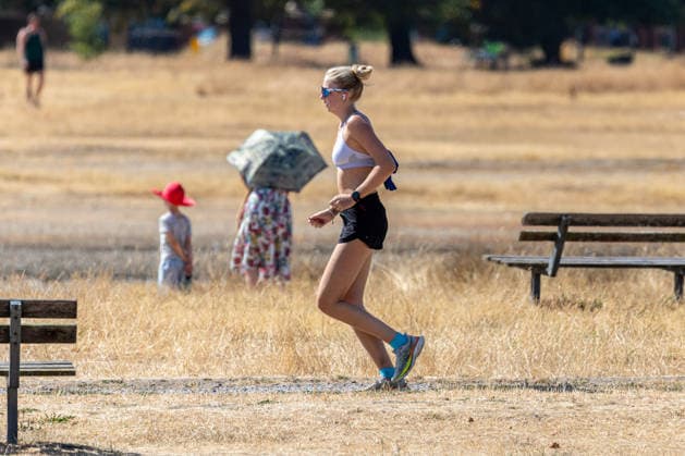 August 13, 2026, London, UK: London, UK. A runner braves the 37c heat on Wimbledon Common, southwest London today. Weather forecasters issue further Amber high heat weather alerts for London and the South East this week as the South has had hardly any rain for over 40 days. London UK  - ZUMAl94_ 20260813_zaf_l94_040 Copyright: xAlexxLentatix