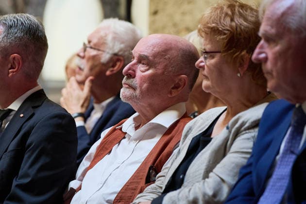 Zum 65. Jahrestag des Mauerbaus ist bei einer zentralen Gedenkfeier in der Bernauer Strasse in Berlin-Mitte an die Opfer der deutschen Teilung erinnert worden (Foto vom 13.08.2026, im Bild: Pfarrer Rainer Eppelmann (Mitte) und weitere Gaeste in der Kapelle der Versoehnung). Rund 120 Gaeste aus Politik, Kultur und Gesellschaft nahmen an der Gedenkveranstaltung teil. (Siehe epd-Meldung vom 13.08.2026) EDITORIAL USE ONLY *** On the 65th anniversary of the construction of the Berlin Wall, the victims of Germany’s division were commemorated at a central memorial service on Bernauer Strasse in Berlin-Mitte. Photo from August 13, 2026, Pictured: Pastor Rainer Eppelmann (center) and other guests in the Chapel of Reconciliation. Around 120 guests fr Copyright: epd-bildx xChristianxDitsch D26D0813GottesdienstMauerbau110719