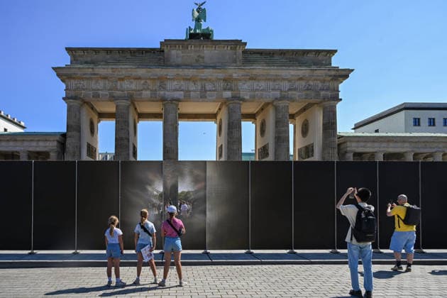 Geschichte Deutsche Teilung Grenze Mauerbau Gedenken Tourismus Reisen 13.08.2026 Berlin Brandenburger Tor 65 Jahre Mauerbau Temporärer Erinnerungsort mit Installationen von Ausstellungen Eine 30 Meter lange Installation , wo einst die Mauer verlief , macht die räumliche Präsenz der ehemaligen Grenze sichtbar und erfahrbar. Künstler Hubertus Hamm Berlin Brandenburger Tor GER *** History: German Division, Border, Construction of the Wall, Commemoration, Tourism, Travel, August 13, 2026, Berlin, Brandenburg Gate, 65th Anniversary of the Construction of the Wall, Temporary Memorial Site with Installations and Exhibitions: A 30-meter-long installation, located where the Wall once stood, makes the physical presence of the former border v