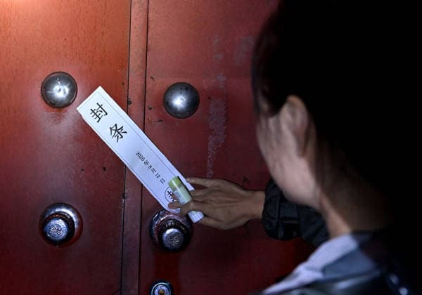 (260813) -- LUOHE, Aug. 13, 2026 -- A staff member affixes a seal on the door of an evacuated household in Beiwudu Town of Wuyang County, Luohe, central China s Henan Province, Aug. 13, 2026. Thousands of people have been evacuated in central China s Henan Province after days of torrential rain swelled rivers and triggered a levee breach, local authorities said Thursday. In Luohe City, more than 4,500 people from 10 villages were evacuated amid rising concerns over potential river flooding. From Monday afternoon to Wednesday afternoon, the city recorded an average rainfall of 270.1 millimeters, with a peak of 434.2 millimeters, prompting authorities to activate the highest-level flood control emergency response. ) CHINA-HENAN-LUOHE-TYP 