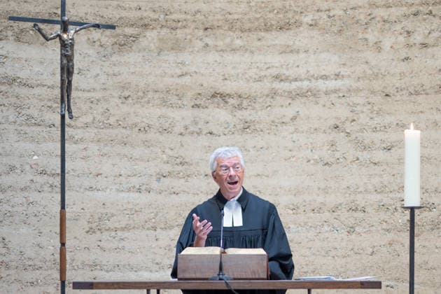 Thomas Jeutner, Pfarrer an der Kapelle der Versöhnung, während seiner Begrüßungsrede;65. Jahrestag Bau der Berliner Mauer Gedenkveranstaltung am 13. August 2026 Kapelle der Versöhnung Gedenkstätte Berliner Mauer, Berlin Berlin Deutschland Gedenkstätte Berliner Mauer, Ka *** Thomas Jeutner, pastor at the Chapel of Reconciliation, during his welcoming remarks at the 65th anniversary commemoration of the construction of the Berlin Wall on August 13, 2026, at the Chapel of Reconciliation, Berlin Wall Memorial, Berlin, Germany; Berlin Wall Memorial, Ka