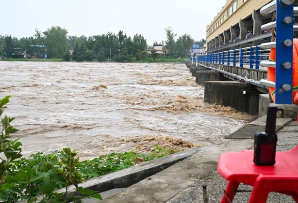 (260813) -- LUOHE, Aug. 13, 2026 -- This photo taken on Aug. 13, 2026 shows a flood discharge scene at the Nihewa flood storage and detention area in Wuyang County of Luohe City, central China s Henan Province. Affected by Typhoon Dolphin, the 13th typhoon of the year, the Shaying River has recorded a flow rate exceeding 3,000 cubic meters per second in its Luohe section, while the water level continues to rise. In accordance with relevant contingency plans, Henan Province activated the Nihewa flood storage and detention area on Thursday. ) CHINA-HENAN-LUOHE-TYPHOON DOLPHIN-FLOOD STORAGE AREA (CN) HaoxYuan 