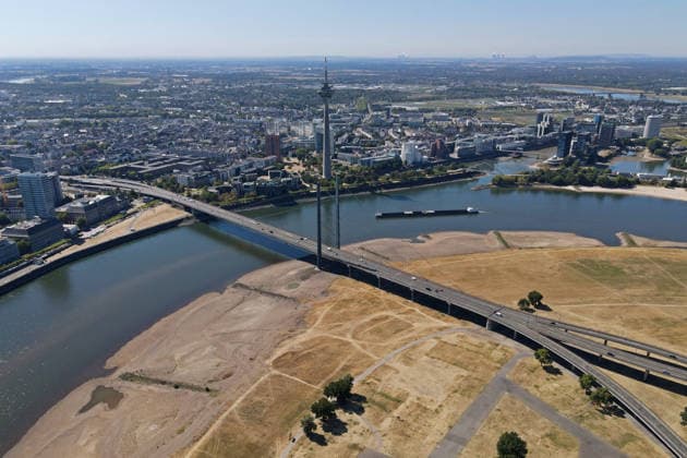 Rekordtief, Niedrigwasser am Rhein bei Düsseldorf, Deutschland *** Record low, low water levels on the Rhine near Düsseldorf, Germany