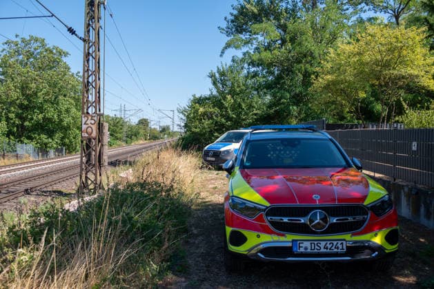 Flächenbrand am Bahndamm zwischen Mainz-Mombach und Budenheim sorgt für Einschränkungen im Bahnverkehr Am Donnerstag, dem 13. August 2026, kam es am Nachmittag an einem Bahndamm entlang der L423 zwischen Mainz-Mombach und Budenheim zu einem Flächenbrand. Gegen 14:30 Uhr wurden die Feuerwehren Mainz und Budenheim alarmiert. Nach ersten Angaben brannte eine etwa 20 bis 30 Quadratmeter große Fläche unmittelbar neben der Landstraße. Für die Löscharbeiten wurde die angrenzende Bahnstrecke vorsorglich für den Zugverkehr gesperrt, wodurch es zu massiven Einschränkungen im Bahnverkehr kam. Neben den Feuerwehren waren der Notfallmanager der Deutschen Bahn sowie die Bundespolizei vor Ort. Gegen 15:10 Uhr war der Brand gelöscht. Zur Brandu