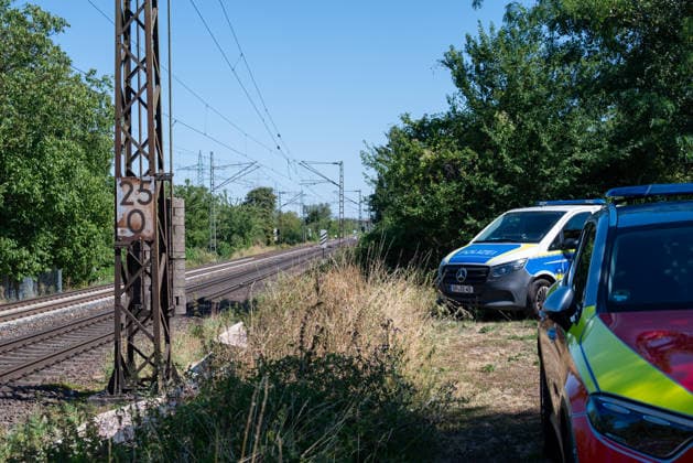 Flächenbrand am Bahndamm zwischen Mainz-Mombach und Budenheim sorgt für Einschränkungen im Bahnverkehr Am Donnerstag, dem 13. August 2026, kam es am Nachmittag an einem Bahndamm entlang der L423 zwischen Mainz-Mombach und Budenheim zu einem Flächenbrand. Gegen 14:30 Uhr wurden die Feuerwehren Mainz und Budenheim alarmiert. Nach ersten Angaben brannte eine etwa 20 bis 30 Quadratmeter große Fläche unmittelbar neben der Landstraße. Für die Löscharbeiten wurde die angrenzende Bahnstrecke vorsorglich für den Zugverkehr gesperrt, wodurch es zu massiven Einschränkungen im Bahnverkehr kam. Neben den Feuerwehren waren der Notfallmanager der Deutschen Bahn sowie die Bundespolizei vor Ort. Gegen 15:10 Uhr war der Brand gelöscht. Zur Brandu