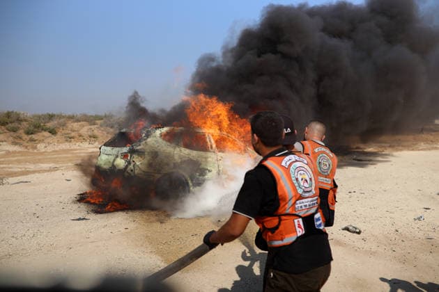 Aftermath Of Israeli Airstrike In Gaza, Palestine Civil defense personnel and displaced Palestinians work to extinguish a fire from a vehicle at the site of an Israeli strike in Gaza City, on August 13, 2026. Gaza Palestine  Copyright: xMajdixFathix originalFilename: fathi-notitle260813_np0EX.jpg