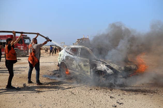 Aftermath Of Israeli Airstrike In Gaza, Palestine Civil defense personnel and displaced Palestinians work to extinguish a fire from a vehicle at the site of an Israeli strike in Gaza City, on August 13, 2026. Gaza Palestine  Copyright: xMajdixFathix originalFilename: fathi-notitle260813_np7HM.jpg