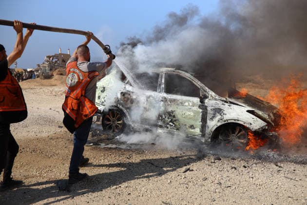 Aftermath Of Israeli Airstrike In Gaza, Palestine Civil defense personnel and displaced Palestinians work to extinguish a fire from a vehicle at the site of an Israeli strike in Gaza City, on August 13, 2026. Gaza Palestine  Copyright: xMajdixFathix originalFilename: fathi-notitle260813_npzez.jpg