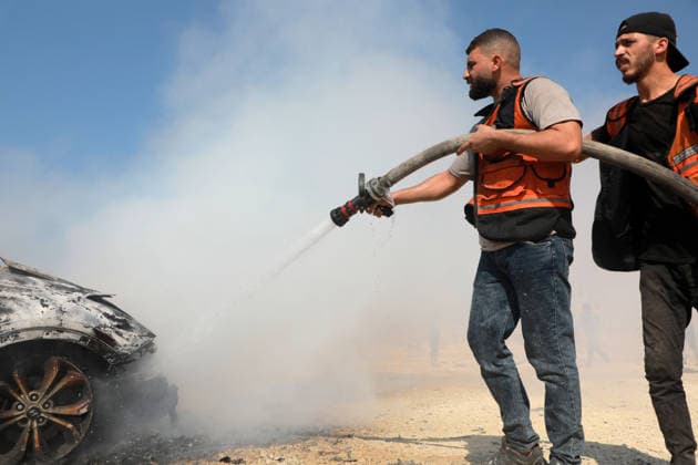 Palestinians Extinguish Vehicle Fire After Israeli Strike in Gaza City Palestinian Civil Defense members and displaced Palestinians work to extinguish a fire in a car following an Israeli strike on Al-Rashid Street, southwest of Gaza City, Gaza Strip, on August 13, 2026. Local sources said Jamal Abu Kamil, director of the Gaza Governorate police, was killed when his car was targeted in the Sheikh Ajleen neighborhood of southwest Gaza City. Photo by Ahmed Ibrahim apaimages Deir al-Balah Gaza Palestinian Territory 130826_Gaza_AI_00(21) Copyright: xapaimagesxAhmedxIbrahimx xapaimagesx