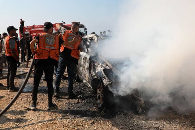 Palestinians Extinguish Vehicle Fire After Israeli Strike in Gaza City Palestinian Civil Defense members and displaced Palestinians work to extinguish a fire in a car following an Israeli strike on Al-Rashid Street, southwest of Gaza City, Gaza Strip, on August 13, 2026. Local sources said Jamal Abu Kamil, director of the Gaza Governorate police, was killed when his car was targeted in the Sheikh Ajleen neighborhood of southwest Gaza City. Photo by Ahmed Ibrahim apaimages Deir al-Balah Gaza Palestinian Territory 130826_Gaza_AI_00(26) Copyright: xapaimagesxAhmedxIbrahimx xapaimagesx