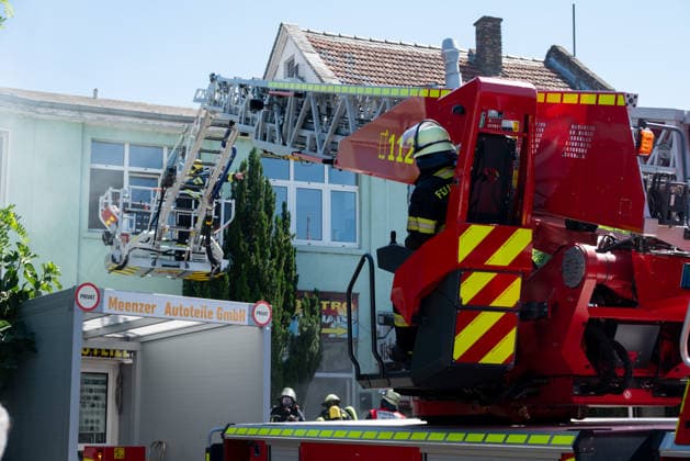 Verpuffung mit explosionsartiger Druckwirkung und Folgebrand in Bistro in Mainz-Mombach Am Donnerstag, dem 13. August 2026, kam es gegen 13:45 Uhr in einem Bistro in Mainz-Mombach im Bereich der Hauptstraße auf Höhe der Nestlestraße und Weidstraße zu einer Verpuffung mit explosionsartiger Druckwirkung und anschließendem Brand. Nach Angaben der Feuerwehr Mainz ereignete sich die Verpuffung in einem Nebenraum des Restaurants. Durch die Druckwirkung wurde ein Fenster zerstört, zudem stürzte eine Wand ein. Die Feuerwehr löschte den Brand und war mit mehreren Einsatzfahrzeugen vor Ort. Auch Rettungsdienst und Polizei waren im Einsatz. Eine zeitweise betreute Person blieb unverletzt, weitere Verletzte gab es nach Angaben der Feuerwehr nic