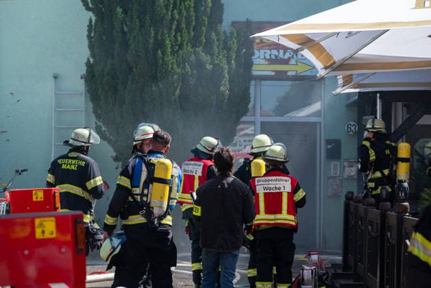 Verpuffung mit explosionsartiger Druckwirkung und Folgebrand in Bistro in Mainz-Mombach Am Donnerstag, dem 13. August 2026, kam es gegen 13:45 Uhr in einem Bistro in Mainz-Mombach im Bereich der Hauptstraße auf Höhe der Nestlestraße und Weidstraße zu einer Verpuffung mit explosionsartiger Druckwirkung und anschließendem Brand. Nach Angaben der Feuerwehr Mainz ereignete sich die Verpuffung in einem Nebenraum des Restaurants. Durch die Druckwirkung wurde ein Fenster zerstört, zudem stürzte eine Wand ein. Die Feuerwehr löschte den Brand und war mit mehreren Einsatzfahrzeugen vor Ort. Auch Rettungsdienst und Polizei waren im Einsatz. Eine zeitweise betreute Person blieb unverletzt, weitere Verletzte gab es nach Angaben der Feuerwehr nic