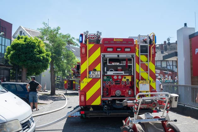Verpuffung mit explosionsartiger Druckwirkung und Folgebrand in Bistro in Mainz-Mombach Am Donnerstag, dem 13. August 2026, kam es gegen 13:45 Uhr in einem Bistro in Mainz-Mombach im Bereich der Hauptstraße auf Höhe der Nestlestraße und Weidstraße zu einer Verpuffung mit explosionsartiger Druckwirkung und anschließendem Brand. Nach Angaben der Feuerwehr Mainz ereignete sich die Verpuffung in einem Nebenraum des Restaurants. Durch die Druckwirkung wurde ein Fenster zerstört, zudem stürzte eine Wand ein. Die Feuerwehr löschte den Brand und war mit mehreren Einsatzfahrzeugen vor Ort. Auch Rettungsdienst und Polizei waren im Einsatz. Eine zeitweise betreute Person blieb unverletzt, weitere Verletzte gab es nach Angaben der Feuerwehr nic