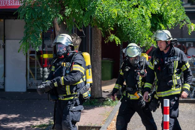 Verpuffung mit explosionsartiger Druckwirkung und Folgebrand in Bistro in Mainz-Mombach Am Donnerstag, dem 13. August 2026, kam es gegen 13:45 Uhr in einem Bistro in Mainz-Mombach im Bereich der Hauptstraße auf Höhe der Nestlestraße und Weidstraße zu einer Verpuffung mit explosionsartiger Druckwirkung und anschließendem Brand. Nach Angaben der Feuerwehr Mainz ereignete sich die Verpuffung in einem Nebenraum des Restaurants. Durch die Druckwirkung wurde ein Fenster zerstört, zudem stürzte eine Wand ein. Die Feuerwehr löschte den Brand und war mit mehreren Einsatzfahrzeugen vor Ort. Auch Rettungsdienst und Polizei waren im Einsatz. Eine zeitweise betreute Person blieb unverletzt, weitere Verletzte gab es nach Angaben der Feuerwehr nic