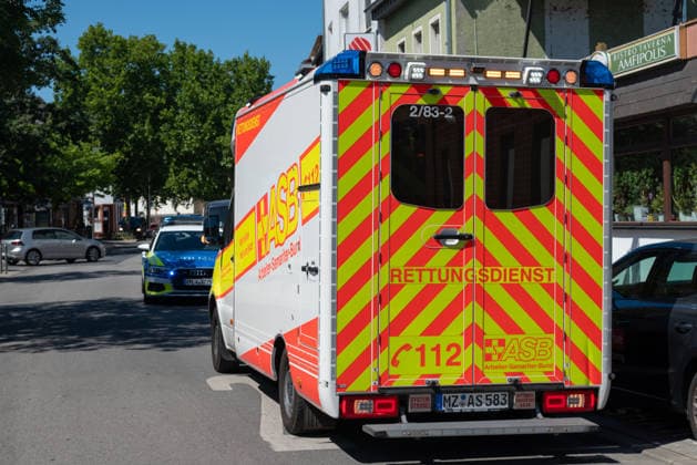 Verpuffung mit explosionsartiger Druckwirkung und Folgebrand in Bistro in Mainz-Mombach Am Donnerstag, dem 13. August 2026, kam es gegen 13:45 Uhr in einem Bistro in Mainz-Mombach im Bereich der Hauptstraße auf Höhe der Nestlestraße und Weidstraße zu einer Verpuffung mit explosionsartiger Druckwirkung und anschließendem Brand. Nach Angaben der Feuerwehr Mainz ereignete sich die Verpuffung in einem Nebenraum des Restaurants. Durch die Druckwirkung wurde ein Fenster zerstört, zudem stürzte eine Wand ein. Die Feuerwehr löschte den Brand und war mit mehreren Einsatzfahrzeugen vor Ort. Auch Rettungsdienst und Polizei waren im Einsatz. Eine zeitweise betreute Person blieb unverletzt, weitere Verletzte gab es nach Angaben der Feuerwehr nic