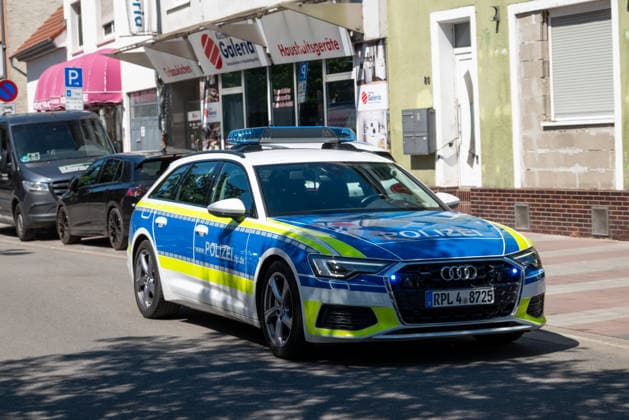 Verpuffung mit explosionsartiger Druckwirkung und Folgebrand in Bistro in Mainz-Mombach Am Donnerstag, dem 13. August 2026, kam es gegen 13:45 Uhr in einem Bistro in Mainz-Mombach im Bereich der Hauptstraße auf Höhe der Nestlestraße und Weidstraße zu einer Verpuffung mit explosionsartiger Druckwirkung und anschließendem Brand. Nach Angaben der Feuerwehr Mainz ereignete sich die Verpuffung in einem Nebenraum des Restaurants. Durch die Druckwirkung wurde ein Fenster zerstört, zudem stürzte eine Wand ein. Die Feuerwehr löschte den Brand und war mit mehreren Einsatzfahrzeugen vor Ort. Auch Rettungsdienst und Polizei waren im Einsatz. Eine zeitweise betreute Person blieb unverletzt, weitere Verletzte gab es nach Angaben der Feuerwehr nic