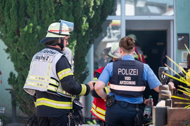 Verpuffung mit explosionsartiger Druckwirkung und Folgebrand in Bistro in Mainz-Mombach Am Donnerstag, dem 13. August 2026, kam es gegen 13:45 Uhr in einem Bistro in Mainz-Mombach im Bereich der Hauptstraße auf Höhe der Nestlestraße und Weidstraße zu einer Verpuffung mit explosionsartiger Druckwirkung und anschließendem Brand. Nach Angaben der Feuerwehr Mainz ereignete sich die Verpuffung in einem Nebenraum des Restaurants. Durch die Druckwirkung wurde ein Fenster zerstört, zudem stürzte eine Wand ein. Die Feuerwehr löschte den Brand und war mit mehreren Einsatzfahrzeugen vor Ort. Auch Rettungsdienst und Polizei waren im Einsatz. Eine zeitweise betreute Person blieb unverletzt, weitere Verletzte gab es nach Angaben der Feuerwehr nic