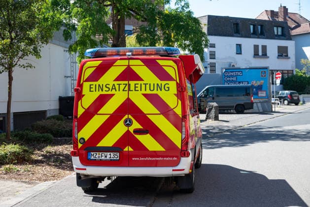Verpuffung mit explosionsartiger Druckwirkung und Folgebrand in Bistro in Mainz-Mombach Am Donnerstag, dem 13. August 2026, kam es gegen 13:45 Uhr in einem Bistro in Mainz-Mombach im Bereich der Hauptstraße auf Höhe der Nestlestraße und Weidstraße zu einer Verpuffung mit explosionsartiger Druckwirkung und anschließendem Brand. Nach Angaben der Feuerwehr Mainz ereignete sich die Verpuffung in einem Nebenraum des Restaurants. Durch die Druckwirkung wurde ein Fenster zerstört, zudem stürzte eine Wand ein. Die Feuerwehr löschte den Brand und war mit mehreren Einsatzfahrzeugen vor Ort. Auch Rettungsdienst und Polizei waren im Einsatz. Eine zeitweise betreute Person blieb unverletzt, weitere Verletzte gab es nach Angaben der Feuerwehr nic