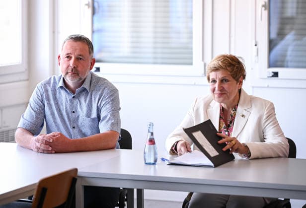 Horb (Kreis Freudenstadt) 13.08.2026 Baden-Wuerttembergs Verkehrsministerin Nicole Razavi (CDU) besucht die Baustelle der Neckartalbruecke der Bundesstrasse 32 ueber das Neckartal bei Horb. Verkehrsministerin Nicole Razavi (re, CDU) und Michael Kessler (li, Oberbuergermeister Stadt Horb) *** Horb, Freudenstadt District, August 13, 2026—Baden-Württemberg’s Minister of Transportation Nicole Razavi (CDU) visits the construction site of the Neckar Valley Bridge on Federal Highway 32 over the Neckar Valley near Horb. Minister of Transportation Nicole Razavi (right, CDU) and Michael Kessler (left), Mayor of the City of Horb
