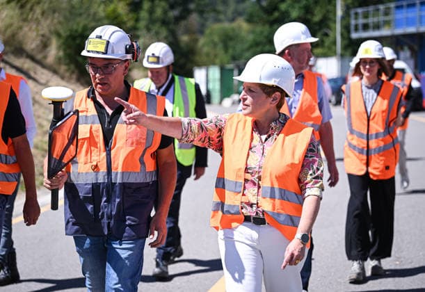 Horb (Kreis Freudenstadt) 13.08.2026 Baden-Wuerttembergs Verkehrsministerin Nicole Razavi (CDU) besucht die Baustelle der Neckartalbruecke der Bundesstrasse 32 ueber das Neckartal bei Horb. Verkehrsministerin Nicole Razavi (re, CDU) und Projektleiter Joerg Pfeifle (li, Regierungspraesidium Karlsruhe) *** Horb, Freudenstadt District, August 13, 2026—Baden-Württemberg’s Minister of Transportation Nicole Razavi (CDU) visits the construction site of the Neckar Valley Bridge on Federal Highway 32 spanning the Neckar Valley near Horb. Minister of Transportation Nicole Razavi (right), CDU, and Project Manager Jörg Pfeifle (left), Karlsruhe Regional Council
