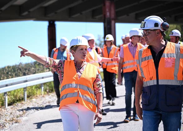 Horb (Kreis Freudenstadt) 13.08.2026 Baden-Wuerttembergs Verkehrsministerin Nicole Razavi (CDU) besucht die Baustelle der Neckartalbruecke der Bundesstrasse 32 ueber das Neckartal bei Horb. Verkehrsministerin Nicole Razavi (li, CDU) und Projektleiter Joerg Pfeifle (re, Regierungspraesidium Karlsruhe) *** Horb, Freudenstadt District, August 13, 2026—Baden-Württemberg’s Minister of Transportation Nicole Razavi (CDU) visits the construction site of the Neckar Valley Bridge on Federal Highway 32 over the Neckar Valley near Horb. Minister of Transportation Nicole Razavi (left), CDU, and Project Manager Jörg Pfeifle (right), Karlsruhe Regional Council