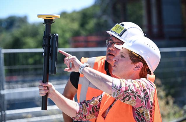 Horb (Kreis Freudenstadt) 13.08.2026 Baden-Wuerttembergs Verkehrsministerin Nicole Razavi (CDU) besucht die Baustelle der Neckartalbruecke der Bundesstrasse 32 ueber das Neckartal bei Horb. Verkehrsministerin Nicole Razavi (re, CDU) mit einem Trimble SiteVision und Projektleiter Joerg Pfeifle (hinten, Regierungspraesidium Karlsruhe) *** Horb, Freudenstadt District, August 13, 2026—Baden-Württemberg’s Minister of Transportation Nicole Razavi (CDU) visits the construction site of the Neckar Valley Bridge on Federal Highway 32 over the Neckar Valley near Horb. Minister of Transportation Nicole Razavi (right), CDU, with a Trimble SiteVision and project manager Jörg Pfeifle in the background; Karlsruhe Regional Council