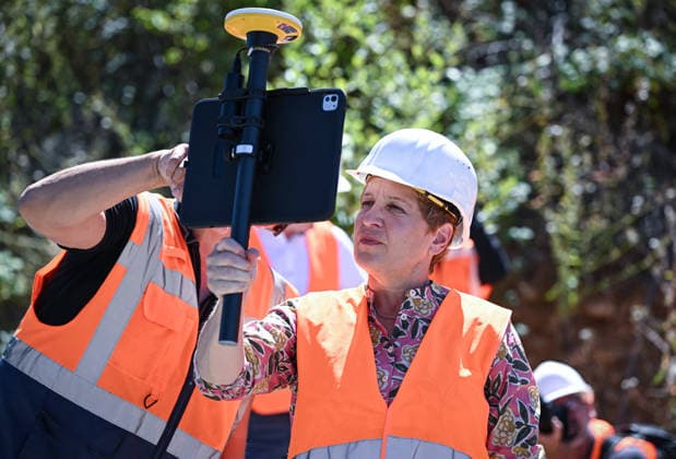 Horb (Kreis Freudenstadt) 13.08.2026 Baden-Wuerttembergs Verkehrsministerin Nicole Razavi (CDU) besucht die Baustelle der Neckartalbruecke der Bundesstrasse 32 ueber das Neckartal bei Horb. Verkehrsministerin Nicole Razavi (re, CDU) mit einem Trimble SiteVision *** Horb, Freudenstadt District, August 13, 2026—Baden-Württemberg’s Minister of Transportation Nicole Razavi (CDU) visits the construction site of the Neckar Valley Bridge on Federal Highway 32 across the Neckar Valley near Horb. Minister of Transportation Nicole Razavi (right), CDU, with a Trimble SiteVision