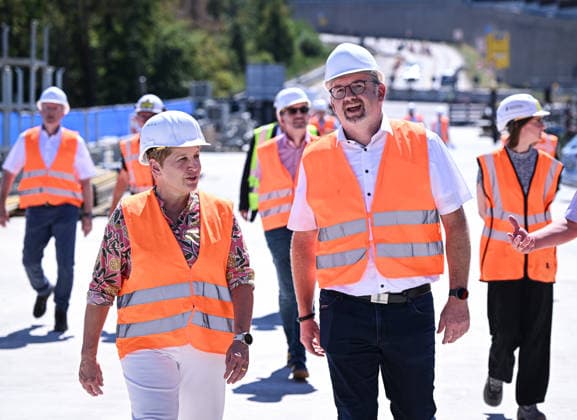 Horb (Kreis Freudenstadt) 13.08.2026 Baden-Wuerttembergs Verkehrsministerin Nicole Razavi (CDU) besucht die Baustelle der Neckartalbruecke der Bundesstrasse 32 ueber das Neckartal bei Horb. Verkehrsministerin Nicole Razavi (li, CDU) im Gespraech mit Andreas Junt (re, Landrat Kreis Freudenstadt) *** Horb, Freudenstadt District, August 13, 2026—Baden-Württemberg’s Minister of Transportation Nicole Razavi (CDU) visits the construction site of the Neckar Valley Bridge on Federal Highway 32 spanning the Neckar Valley near Horb. Minister of Transportation Nicole Razavi (left), CDU, in conversation with Andreas Junt (right), District Administrator of the Freudenstadt District