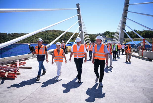 Horb (Kreis Freudenstadt) 13.08.2026 Baden-Wuerttembergs Verkehrsministerin Nicole Razavi (CDU) besucht die Baustelle der Neckartalbruecke der Bundesstrasse 32 ueber das Neckartal bei Horb. Uebersicht; Projektleiter Joerg Pfeifle (Regierungspraesidium Karlsruhe), Verkehrsministerin Nicole Razavi (CDU) Andreas Junt (Landrat Kreis Freudenstadt) und Michael Kessler (v.li, Oberbuergermeister Stadt Horb) *** Horb, Freudenstadt District, August 13, 2026—Baden-Württemberg’s Minister of Transportation, Nicole Razavi (CDU), visits the construction site of the Neckar Valley Bridge on Federal Highway 32 spanning the Neckar Valley near Horb. Overview: Project Manager Jörg Pfeifle, Karlsruhe Regional Council; Transportation Minister Nicole Razavi (CD