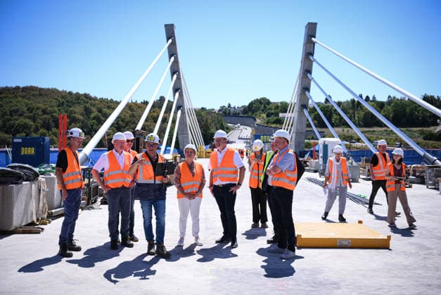 Horb (Kreis Freudenstadt) 13.08.2026 Baden-Wuerttembergs Verkehrsministerin Nicole Razavi (CDU) besucht die Baustelle der Neckartalbruecke der Bundesstrasse 32 ueber das Neckartal bei Horb. Uebersicht; Bauleiter Rainer Gumz (Regierungspraesidium Karlsruhe), Juergen Skarke (Regierungspraesidium Karlsruhe), Stefan Hess (Leiter der Straßenbauabteilung im Verkehrsministerium), Projektleiter Joerg Pfeifle (Regierungspraesidium Karlsruhe), Verkehrsministerin Nicole Razavi (CDU) Andreas Junt (Landrat Kreis Freudenstadt) und Michael Kessler (v.li, Oberbuergermeister Stadt Horb) *** Horb, Freudenstadt District, August 13, 2026—Baden-Württemberg’s Minister of Transportation, Nicole Razavi (CDU), visits the construction site of the Neckar Valley B