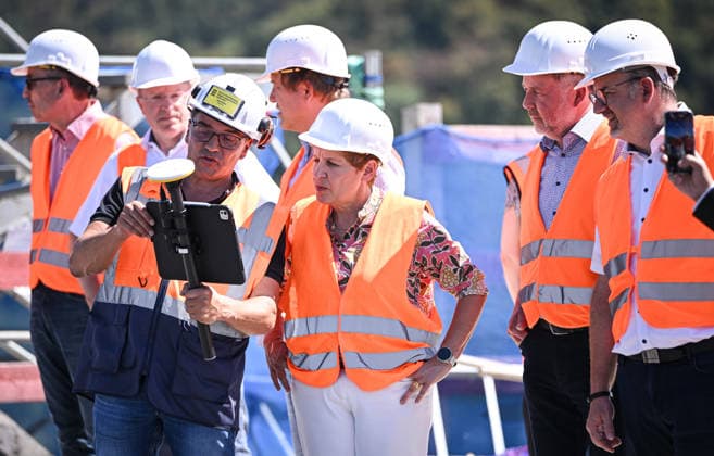 Horb (Kreis Freudenstadt) 13.08.2026 Baden-Wuerttembergs Verkehrsministerin Nicole Razavi (CDU) besucht die Baustelle der Neckartalbruecke der Bundesstrasse 32 ueber das Neckartal bei Horb. Uebersicht; Stefan Hess (Leiter der Straßenbauabteilung im Verkehrsministerium), Juergen Skarke (Regierungspraesidium Karlsruhe), Projektleiter Joerg Pfeifle (Regierungspraesidium Karlsruhe), Verkehrsministerin Nicole Razavi (CDU), Michael Kessler (v.li, Oberbuergermeister Stadt Horb) und Andreas Junt (Landrat Kreis Freudenstadt) *** Horb, Freudenstadt District, August 13, 2026—Baden-Württemberg’s Minister of Transportation, Nicole Razavi (CDU), visits the construction site of the Neckar Valley Bridge on Federal Highway 32 spanning the Neckar Valley