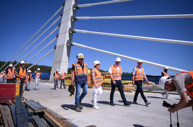 Horb (Kreis Freudenstadt) 13.08.2026 Baden-Wuerttembergs Verkehrsministerin Nicole Razavi (CDU) besucht die Baustelle der Neckartalbruecke der Bundesstrasse 32 ueber das Neckartal bei Horb. Uebersicht; Projektleiter Joerg Pfeifle (Regierungspraesidium Karlsruhe), Verkehrsministerin Nicole Razavi (CDU) Andreas Junt (Landrat Kreis Freudenstadt) und Michael Kessler (v.li, Oberbuergermeister Stadt Horb) *** Horb, Freudenstadt District, August 13, 2026—Baden-Württemberg’s Minister of Transportation, Nicole Razavi (CDU), visits the construction site of the Neckar Valley Bridge on Federal Highway 32 spanning the Neckar Valley near Horb. Overview: Project Manager Jörg Pfeifle, Karlsruhe Regional Council; Transportation Minister Nicole Razavi (CD