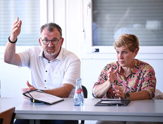 Horb (Kreis Freudenstadt) 13.08.2026 Baden-Wuerttembergs Verkehrsministerin Nicole Razavi (CDU) besucht die Baustelle der Neckartalbruecke der Bundesstrasse 32 ueber das Neckartal bei Horb. Andreas Junt (li, Landrat Kreis Freudenstadt) und Verkehrsministerin Nicole Razavi (re, CDU) im Gespraech *** Horb, Freudenstadt District, August 13, 2026—Baden-Württemberg’s Minister of Transportation Nicole Razavi (CDU) visits the construction site of the Neckar Valley Bridge on Federal Highway 32 spanning the Neckar Valley near Horb. Andreas Junt (left), District Administrator of the Freudenstadt District, and Transportation Minister Nicole Razavi (right), CDU, in conversation