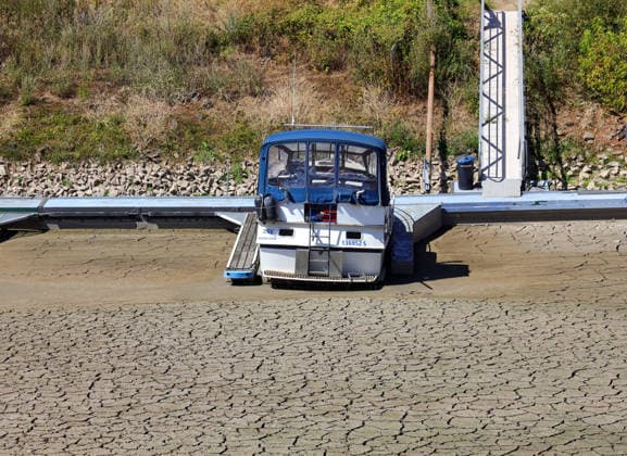 13.08.2026, Deutschland, NRW, Wetter, Hitze, Flüsse, Trockenheit, Ausgetrocknetes Hafenbecken am Rhein in Düsseldorf, ein Boot liegt auf dem trockenen Grund und kann den Hafen nicht verlassen, Deutschland *** August 13, 2026, Germany, North Rhine-Westphalia, Weather, Heat, Rivers, Drought, A dried-up harbor basin on the Rhine in Düsseldorf; a boat is stranded on the dry riverbed and cannot leave the harbor, Germany Copyright: xD.xKerlekin SnowfieldxPhotographyx SF130826BootD1