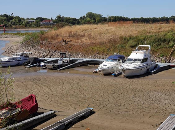 13.08.2026, Deutschland, NRW, Wetter, Hitze, Flüsse, Trockenheit, Ausgetrocknetes Hafenbecken am Rhein in Düsseldorf, Boote können den Hafen nicht verlassen, Deutschland *** August 13, 2026, Germany, North Rhine-Westphalia, Weather, Heat, Rivers, Drought, Dried-up harbor basin on the Rhine in Düsseldorf; boats cannot leave the harbor, Germany Copyright: xD.xKerlekin SnowfieldxPhotographyx SF130826BooteD1