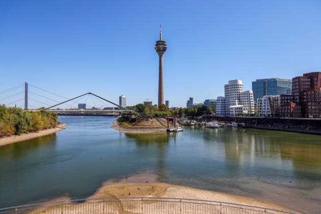 13.08.2026, Deutschland, NRW, Wetter, Hitze, Flüsse, Niedrigwasser, Trockenheit, Durch die Hitze ist das Rhein-Wasser im Medienhafen in Düsseldorf stark zurück gegangen, Rheinturm, Gehry buildungs, Deutschland *** August 13, 2026, Germany, North Rhine-Westphalia, Weather, Heat, Rivers, Low Water Levels, Drought, Due to the heat, the water level of the Rhine in Düsseldorf s Medienhafen has dropped significantly; Rhine Tower, Gehry Building, Germany Copyright: xD.xKerlekin SnowfieldxPhotographyx SF130826HafenD7