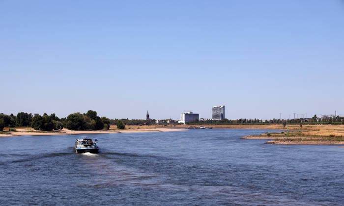13.08.2026, Deutschland, NRW, Wetter, Hitze, Flüsse, Niedrigwasser, Trockenheit, Durch die Hitze ist das Rhein-Wasser in Düsseldorf extrem gesunken, was für Schiffe immer problematischer wird, Deutschland *** August 13, 2026, Germany, North Rhine-Westphalia, Weather, Heat, Rivers, Low Water Levels, Drought, Due to the heat, the water level of the Rhine in Düsseldorf has dropped significantly, which is becoming increasingly problematic for ships, Germany Copyright: xD.xKerlekin SnowfieldxPhotographyx SF130826RheinD2