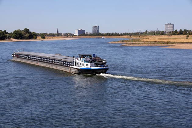 13.08.2026, Deutschland, NRW, Wetter, Hitze, Flüsse, Niedrigwasser, Trockenheit, Durch die Hitze ist das Rhein-Wasser in Düsseldorf extrem gesunken, was für Schiffe immer problematischer wird, Deutschland *** August 13, 2026, Germany, North Rhine-Westphalia, Weather, Heat, Rivers, Low Water Levels, Drought, Due to the heat, the water level of the Rhine in Düsseldorf has dropped significantly, which is becoming increasingly problematic for ships, Germany Copyright: xD.xKerlekin SnowfieldxPhotographyx SF130826RheinD5