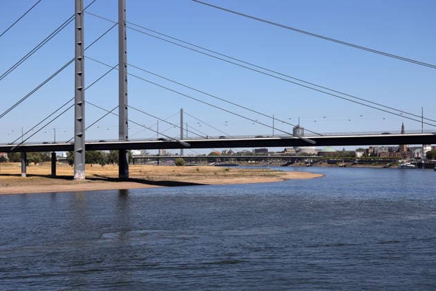 13.08.2026, Deutschland, NRW, Wetter, Hitze, Flüsse, Niedrigwasser, Trockenheit, Durch die Hitze ist das Rhein-Wasser in Düsseldorf extrem gesunken, was für Schiffe immer problematischer wird, Rheinkniebrücke, Deutschland *** August 13, 2026, Germany, North Rhine-Westphalia, Weather, Heat, Rivers, Low Water Levels, Drought, Due to the heat, the water level of the Rhine in Düsseldorf has dropped significantly, which is becoming increasingly problematic for ships, Rheinknie Bridge, Germany Copyright: xD.xKerlekin SnowfieldxPhotographyx SF130826RheinD7