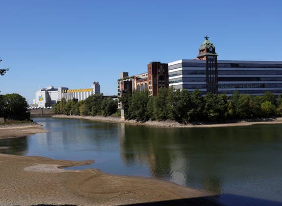 13.08.2026, Deutschland, NRW, Wetter, Hitze, Flüsse, Niedrigwasser, Trockenheit, Durch die Hitze ist das Rhein-Wasser in Düsseldorf extrem gesunken, was für Schiffe immer problematischer wird, Deutschland *** August 13, 2026, Germany, North Rhine-Westphalia, Weather, Heat, Rivers, Low Water Levels, Drought, Due to the heat, the water level of the Rhine in Düsseldorf has dropped significantly, which is becoming increasingly problematic for ships, Germany Copyright: xD.xKerlekin SnowfieldxPhotographyx SF130826RheinD9