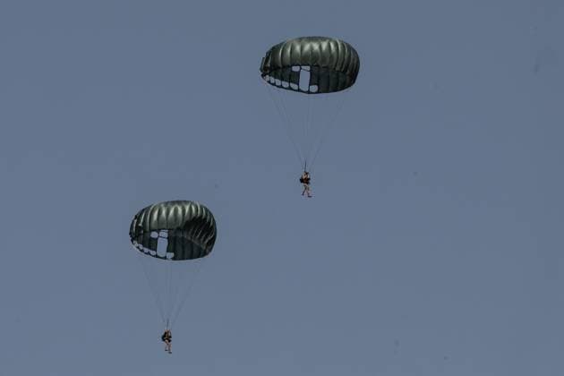 Anniversary of the D-Day Parachute Drop PHOTOPQR NICE MATIN CAMILLE DODET Le Muy August 13, 2026 Photo PQR Camille Dodet Var Matin August 13, 2026 Le Muy, Var On the occasion of the 82nd anniversary of the D-Day landings, a parachute drop featuring paratroopers in period gear from the Nord 2501 aircraft took place at the Domaine de la Combe in Le Muy, southern France, on August 13, 2026. Marking the 82nd anniversary of the landings, Paratroopers drop in period gear, Le Muy, France  Copyright: xPHOTOPQR NICExMATIN MAXPPPxCAMILLExDODETx 20260813NIM5550 20260813NIM5550