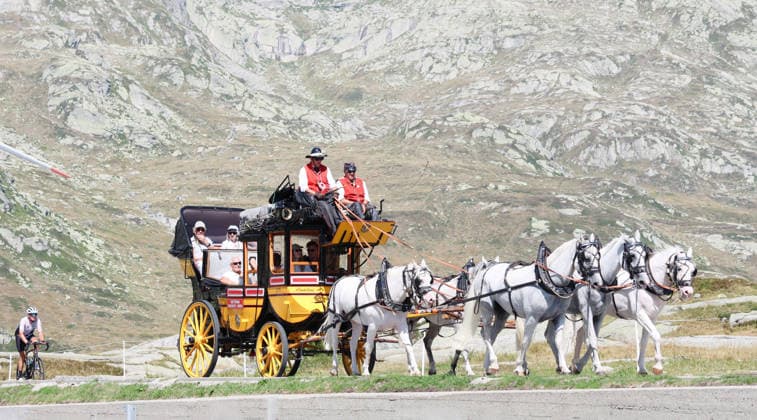 13.08.2026 Schweiz Nostalgie Postkutsche. Bild, Gotthardpost, Historische Postkutschenfahrt von Andermatt ueber den Gotthardpass ueber die Tremolastrasse nach Airolo *** August 13, 2026 Switzerland Nostalgic Stagecoach Photo, Gotthard Post, Historic Stagecoach Ride from Andermatt over the Gotthard Pass via the Tremola Road to Airolo 