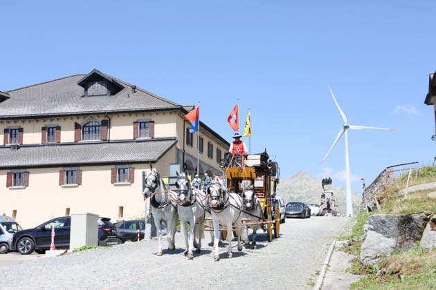 13.08.2026 Schweiz Nostalgie Postkutsche. BGotthardpost, Historische Postkutschenfahrt von Andermatt ueber den Gotthardpass ueber die Tremolastrasse nach Airolo .Bild ; Ankunft auf dem Gotthardpass, *** August 13, 2026 Switzerland Nostalgia Stagecoach BGotthardpost, Historic stagecoach ride from Andermatt over the Gotthard Pass via the Tremola Road to Airolo Photo: Arrival at the Gotthard Pass, 