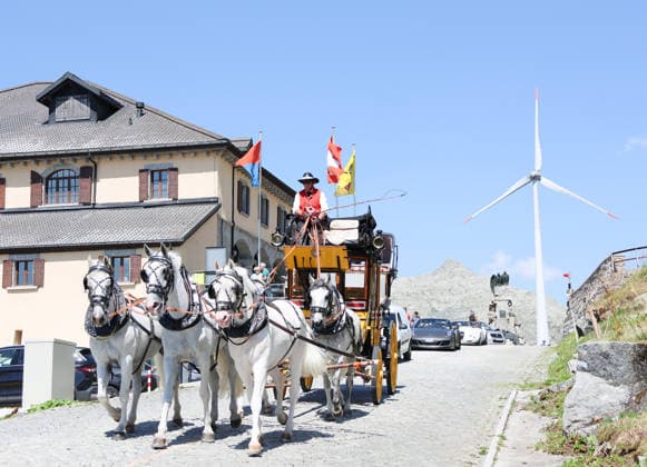 13.08.2026 Schweiz Nostalgie Postkutsche. BGotthardpost, Historische Postkutschenfahrt von Andermatt ueber den Gotthardpass ueber die Tremolastrasse nach Airolo .Bild ; Ankunft auf dem Gotthardpass, *** August 13, 2026 Switzerland Nostalgia Stagecoach BGotthardpost, Historic stagecoach ride from Andermatt over the Gotthard Pass via the Tremola Road to Airolo Photo: Arrival at the Gotthard Pass, 