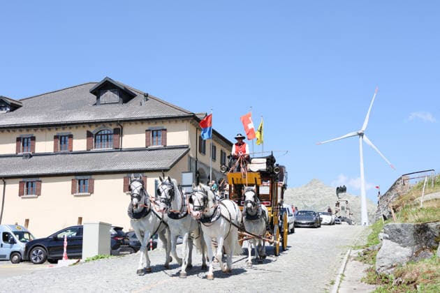 13.08.2026 Schweiz Nostalgie Postkutsche. BGotthardpost, Historische Postkutschenfahrt von Andermatt ueber den Gotthardpass ueber die Tremolastrasse nach Airolo .Bild ; Ankunft auf dem Gotthardpass, *** August 13, 2026 Switzerland Nostalgia Stagecoach BGotthardpost, Historic stagecoach ride from Andermatt over the Gotthard Pass via the Tremola Road to Airolo Photo: Arrival at the Gotthard Pass, 