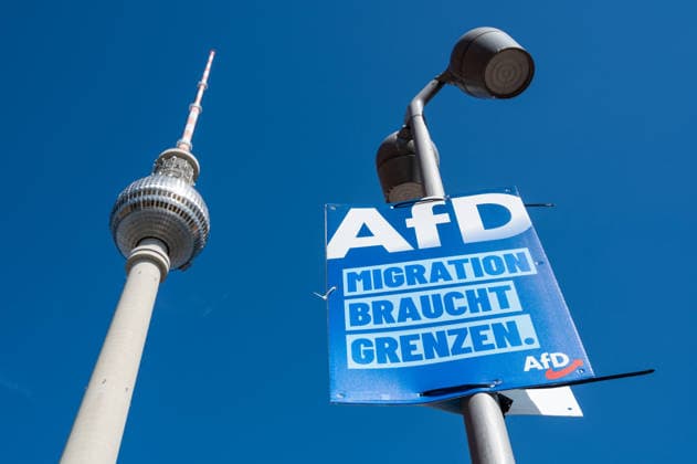12.08.2026, Berlin, Deutschland, Europa - Ein Wahlplakat der rechtspopulistischen AfD (Alternative fuer Deutschland) fuer die anstehende Wahl zum 20. Abgeordnetenhaus von Berlin und den Bezirksverordnetenversammlungen am 20. September 2026, wirbt an einem Laternenmast am Berliner Alexanderplatz mit dem Wahlspruch Migration Braucht Grenzen. . *** August 12, 2026, Berlin, Germany, Europe: An election poster for the right-wing populist AfD (Alternative for Germany) party, promoting the upcoming election for the 20th Berlin House of Representatives and the district councils on September 20, 2026, is displayed on a lamppost at Berlin’s Alexanderplatz with the slogan Migration Needs Borders.